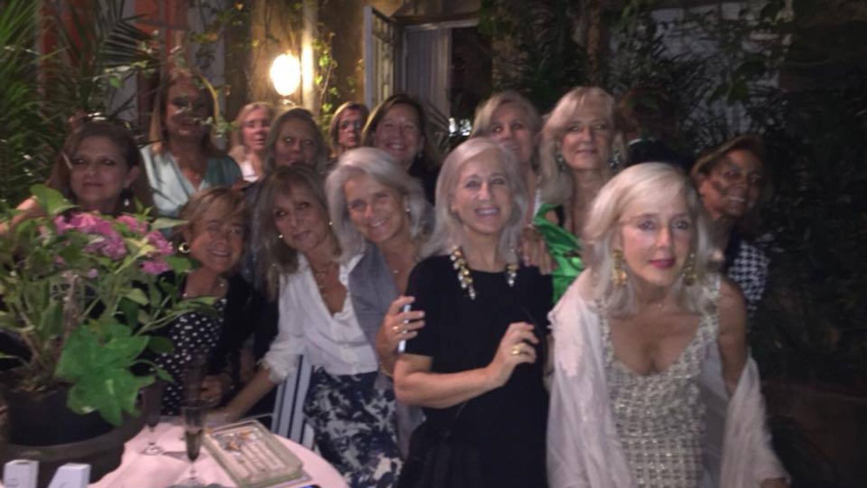 Pilar Eyre (en el centro, de blanco), con alguna de sus once primas.