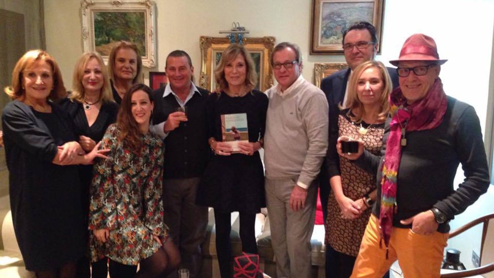 Pilar Eyre, en el centro con uno de sus libros, rodeada de sus amigos de Llafranc.