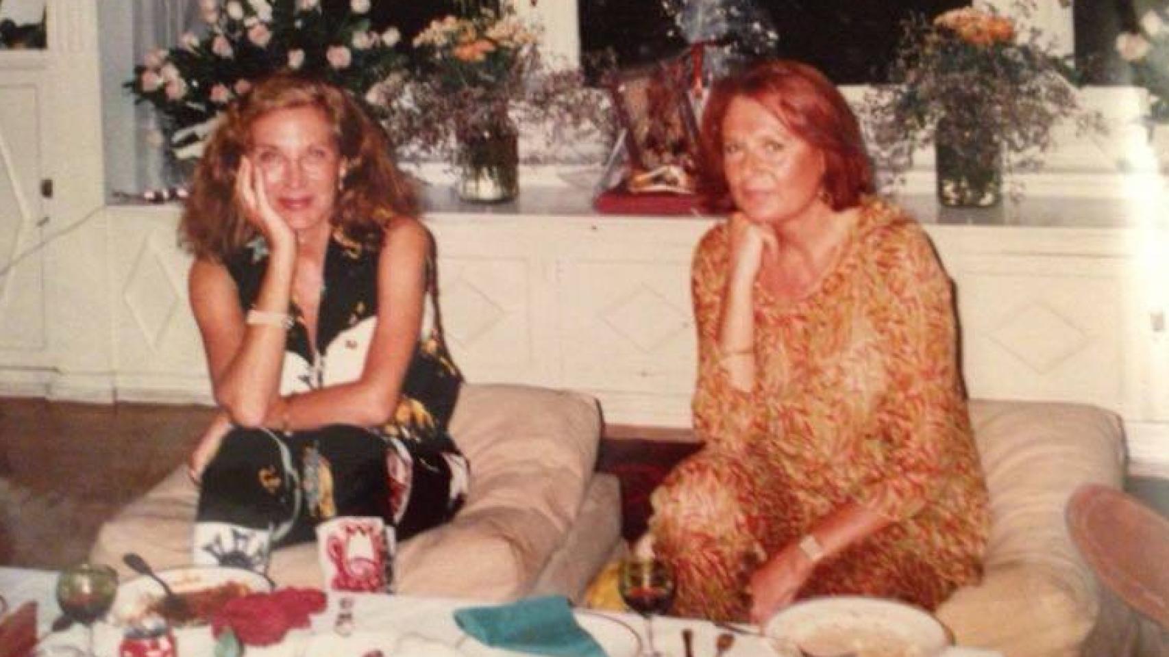 Pilar Eyre y su hermana Olga, en la época de reportera e Interviu.