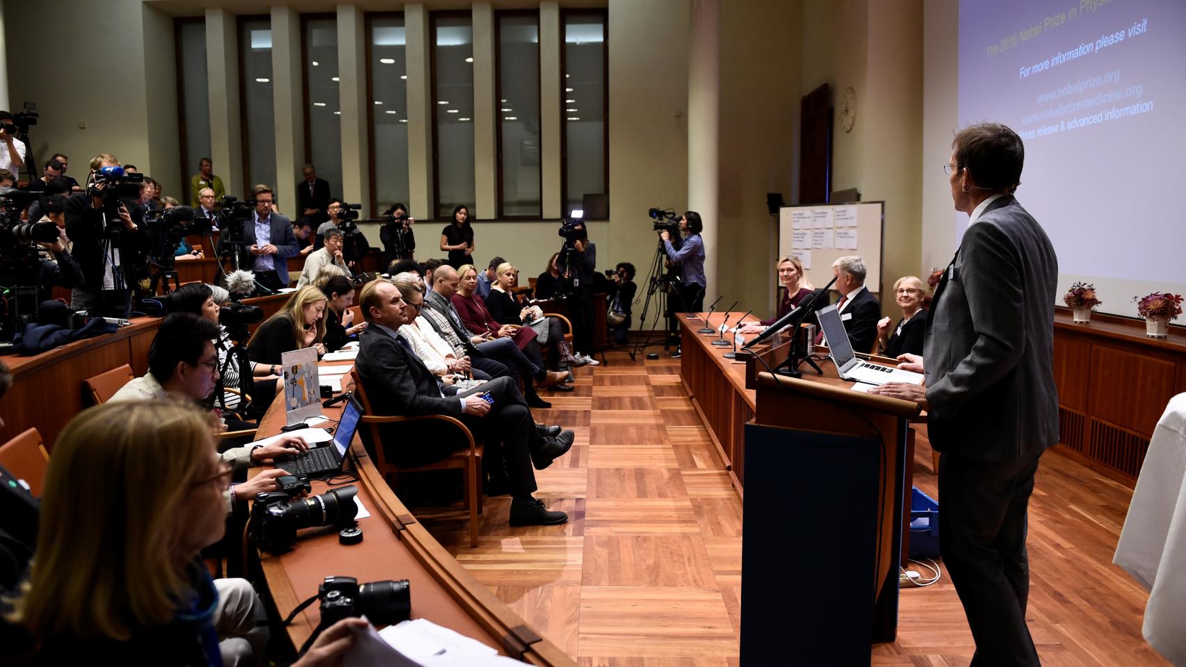El comité Nobel anunciando hoy al ganador del premio en Medicina y Fisiología.