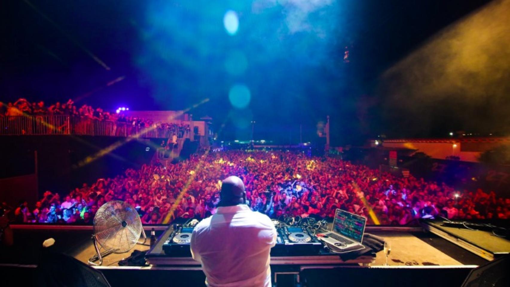 Carl Cox durante su primer show en el párking de Space Ibiza