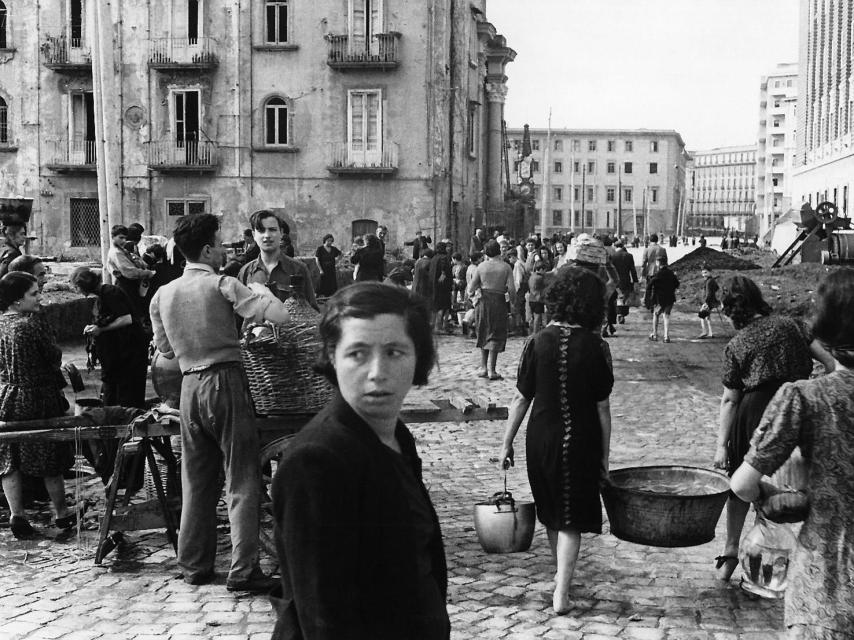 Nápoles, en octubre de 1943, cuando con la liberación de la ciudad se reabastecerse de agua potable. La novela de Ferrante comienza en 1944.