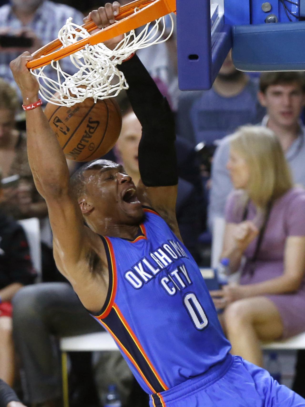 Russell Westbrook machaca el aro frente al Madrid.