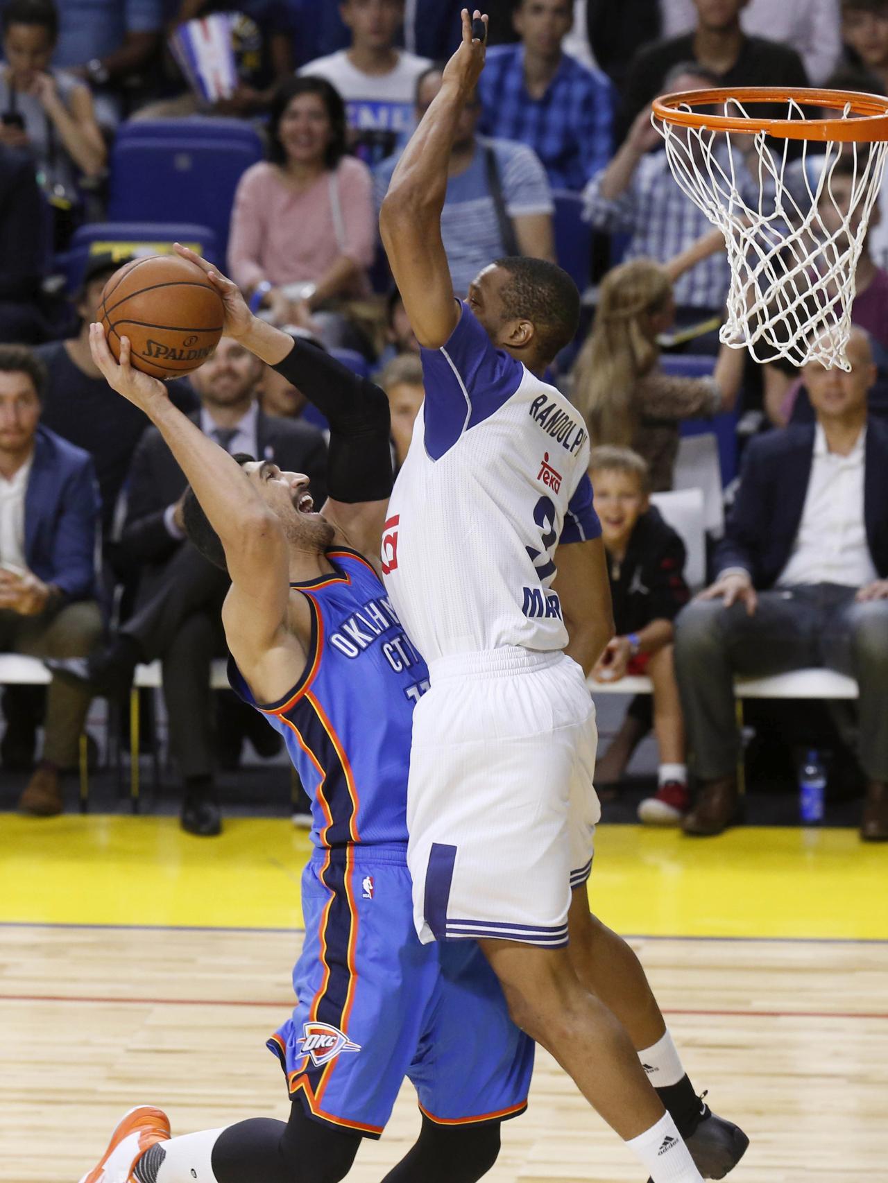 Randolph intenta taponar a Enes Kanter.