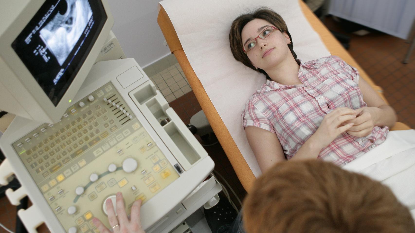 Una mujer en el ginecólogo.