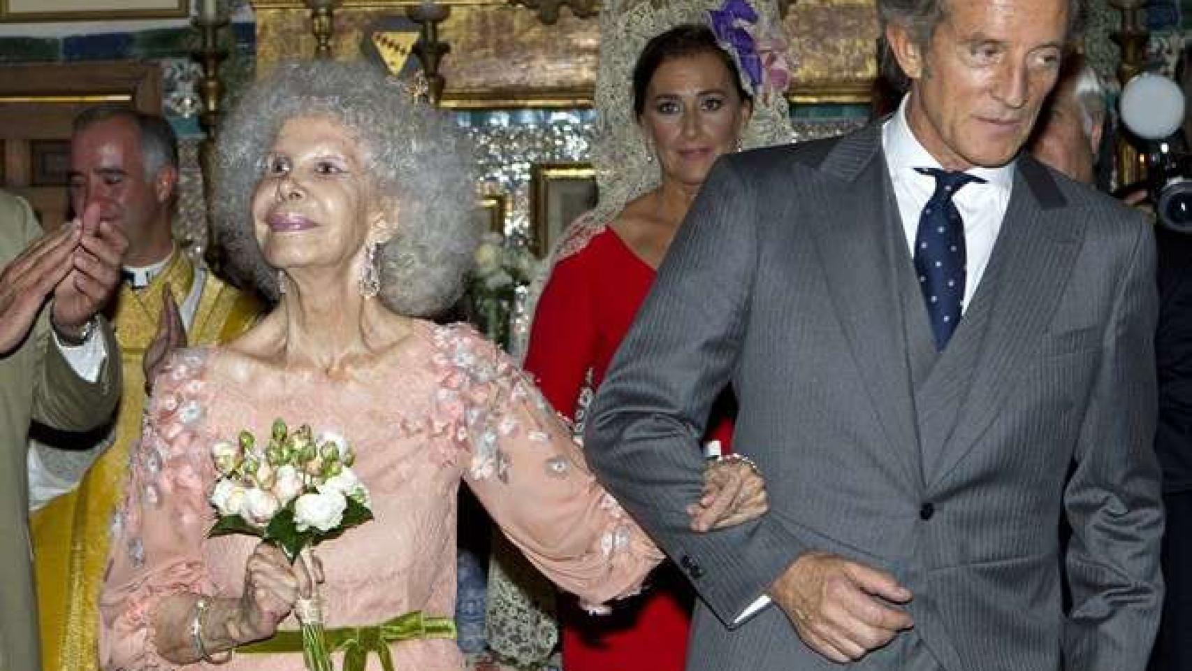 Cayetana de Alba y Alfonso Díez felices tras darse el 'sí, quiero'