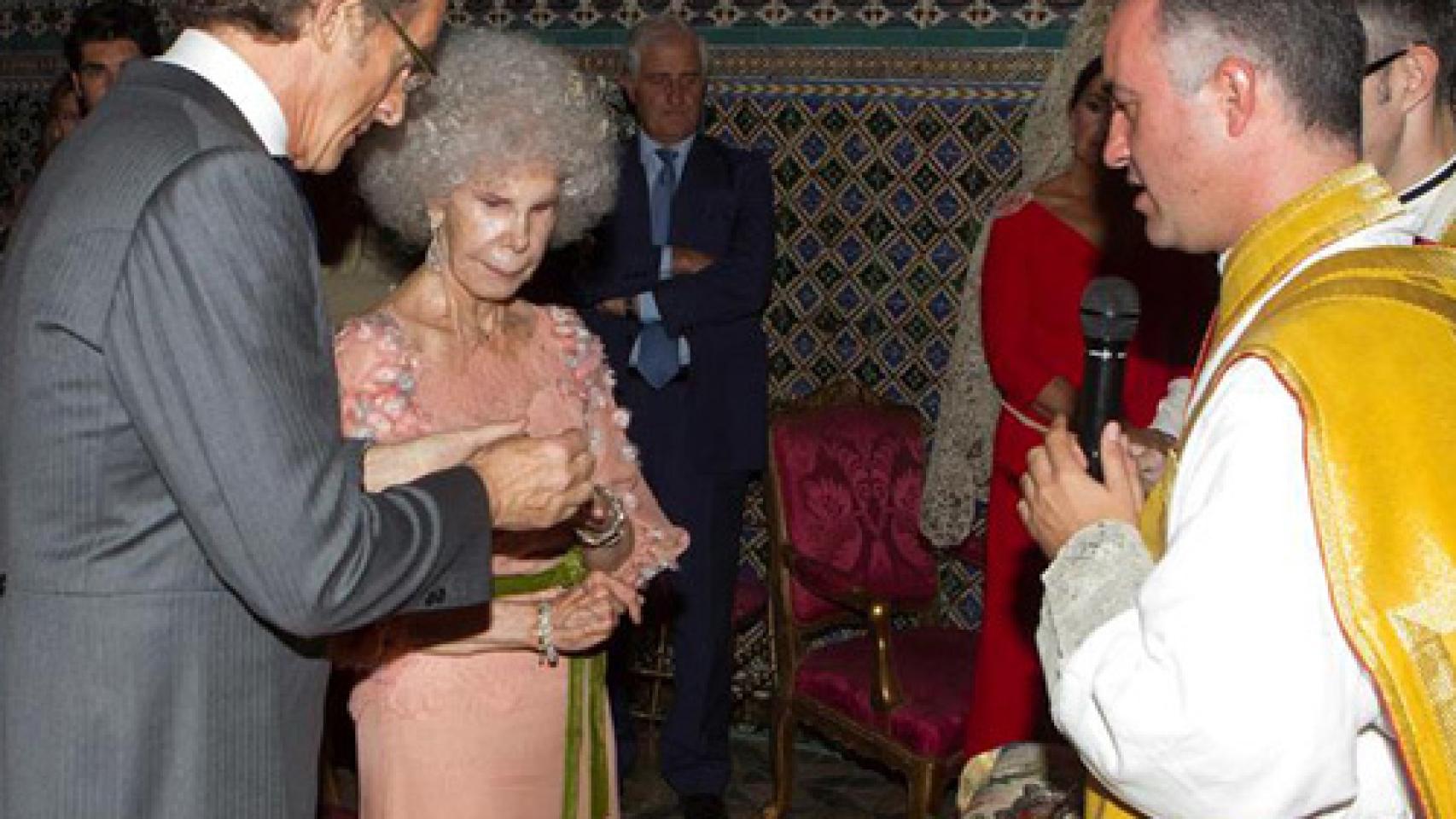 Momento en el que Alfonso le coloca la alianza a Cayetana