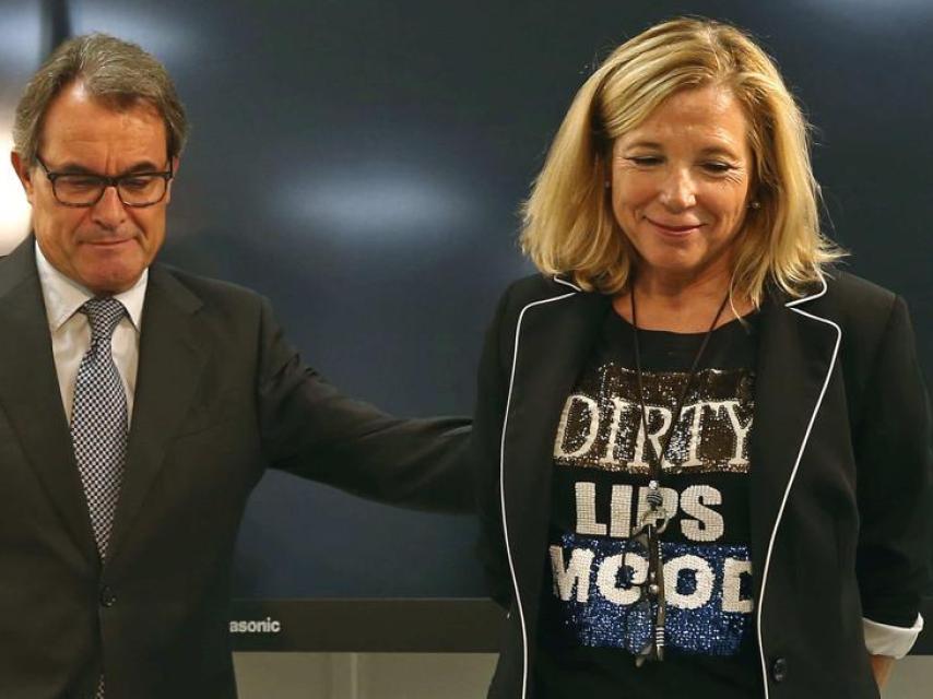 Joana Ortega, ex vicepresidenta imputada, luce una camiseta que se agota en su tienda
