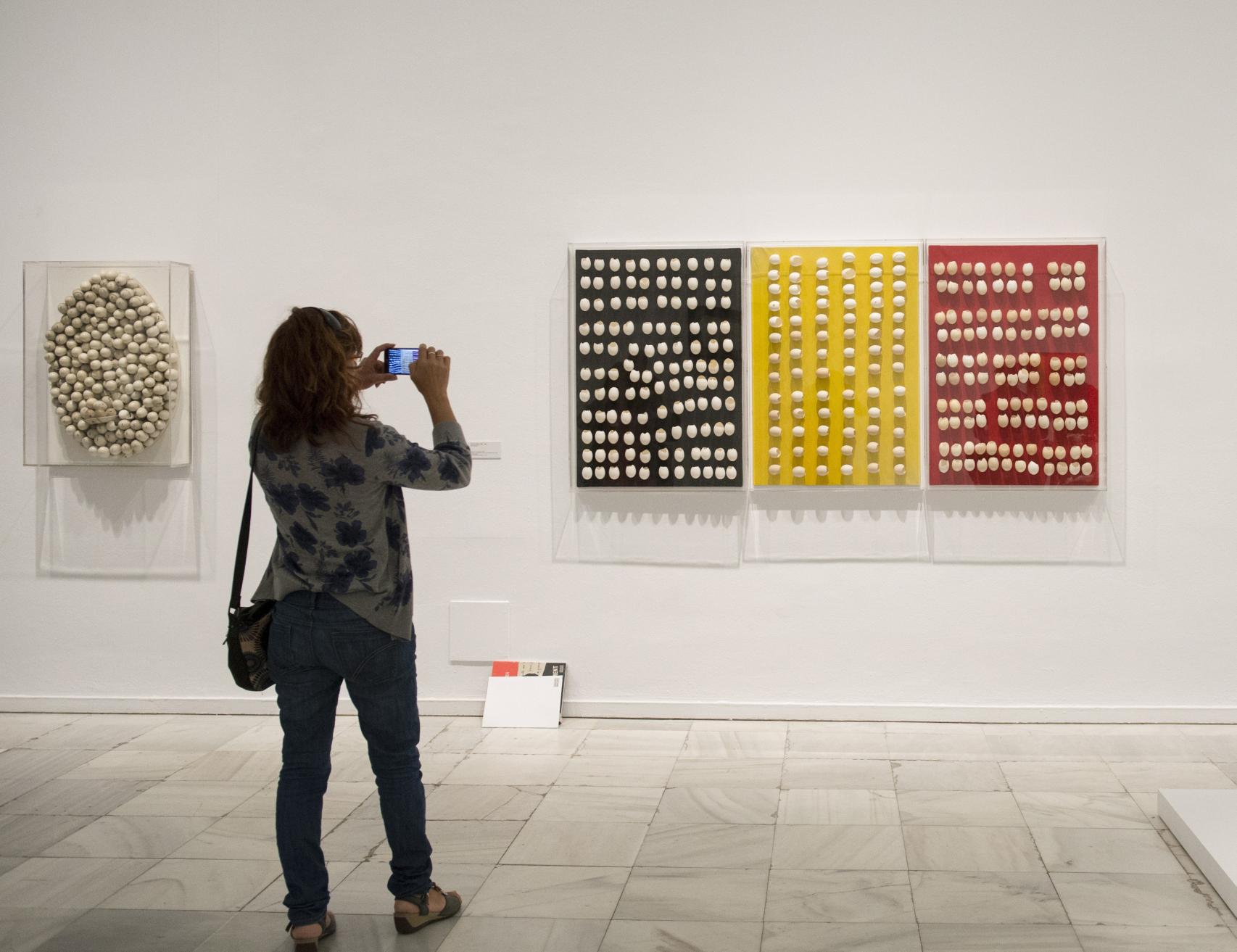 Una visitante ante una de las primeras obras de Marcel Broodthaers.