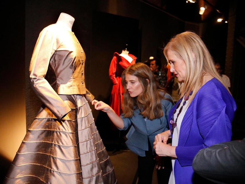 Cristina Cifuentes (derecha) escucha las explicaciones de Esperanza García, comisaria de la muestra.