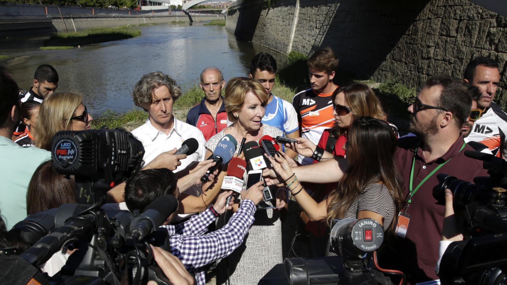 Esperanza Aguirre atiende a los medios a orillas del Manzanares.