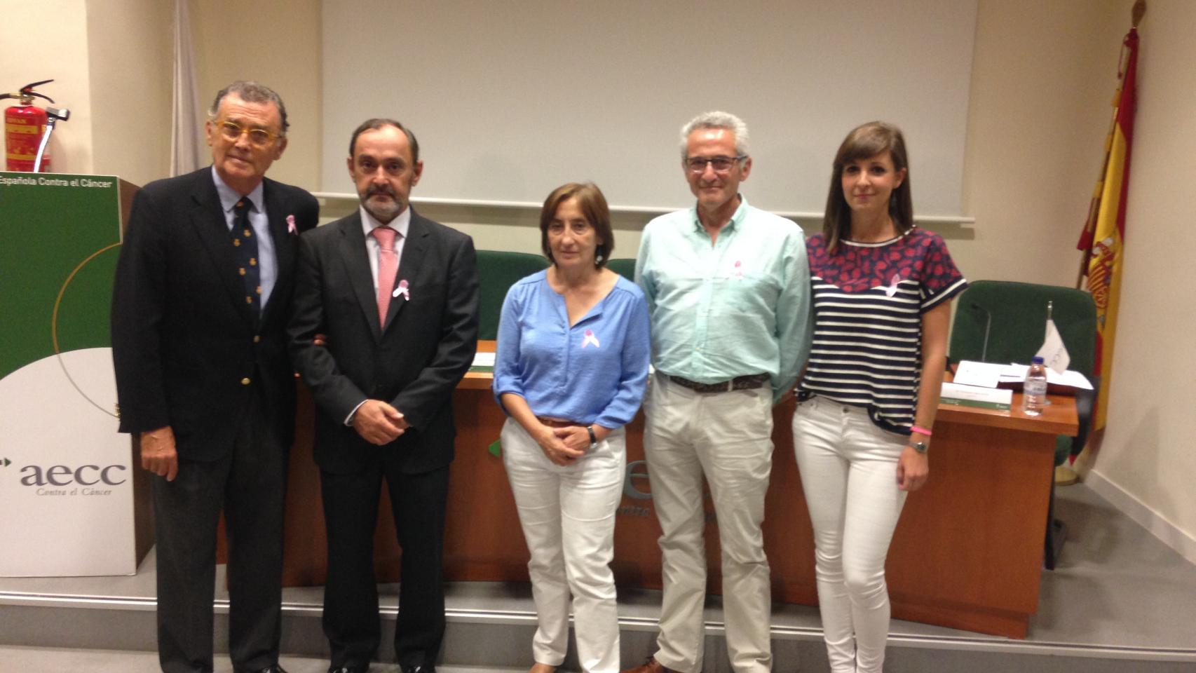 María Sáez, última a la derecha, con los participantes en la mesa redonda.