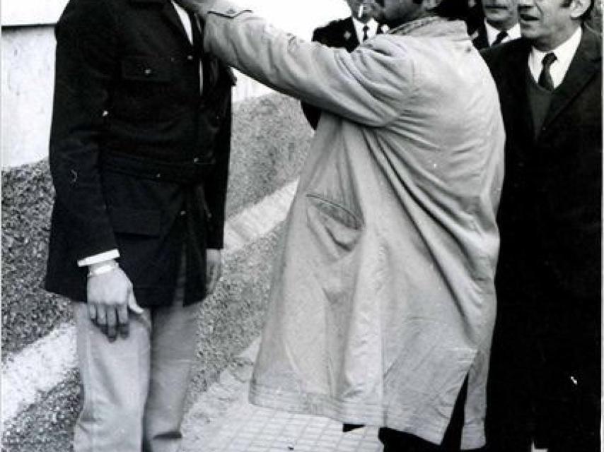 El Arropiero estrangulaba apretando sus dedos contra la garganta.