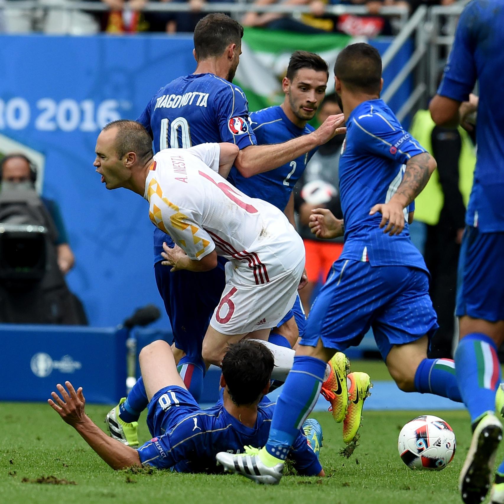 Iniesta, rodeado de varios contrarios.