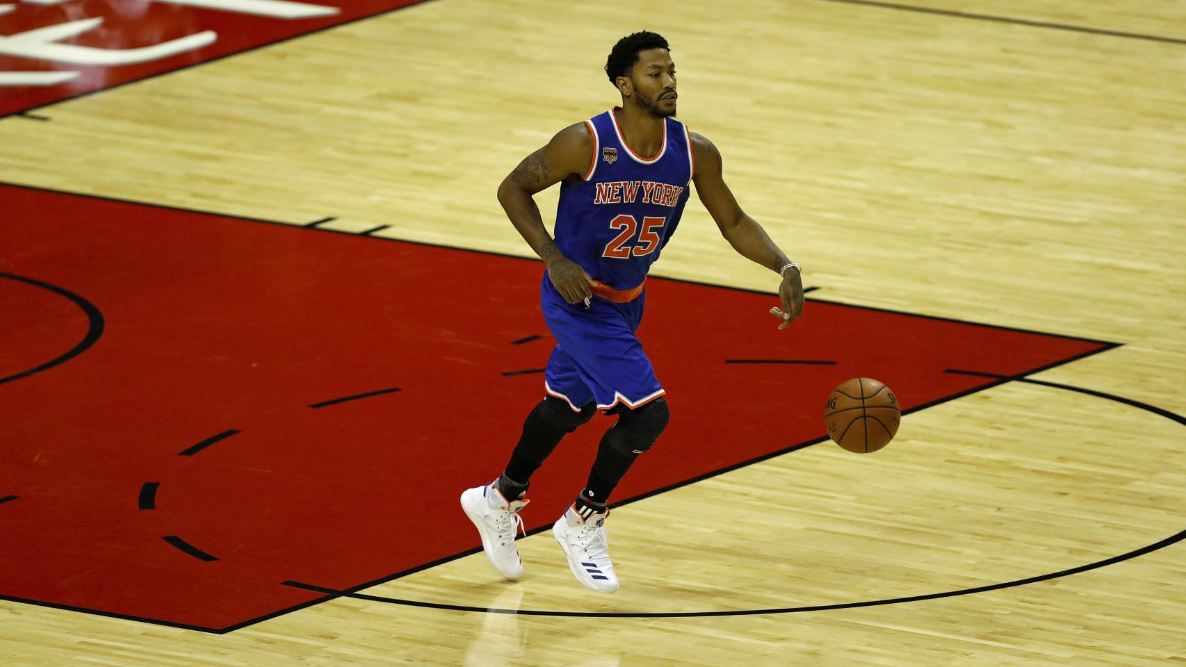 Derrick Rose controla el balón frente a los Houston Rockets.
