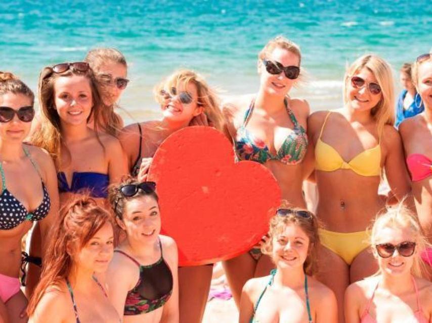 Británicas en la playa de Salou, dentro del Saloufest.