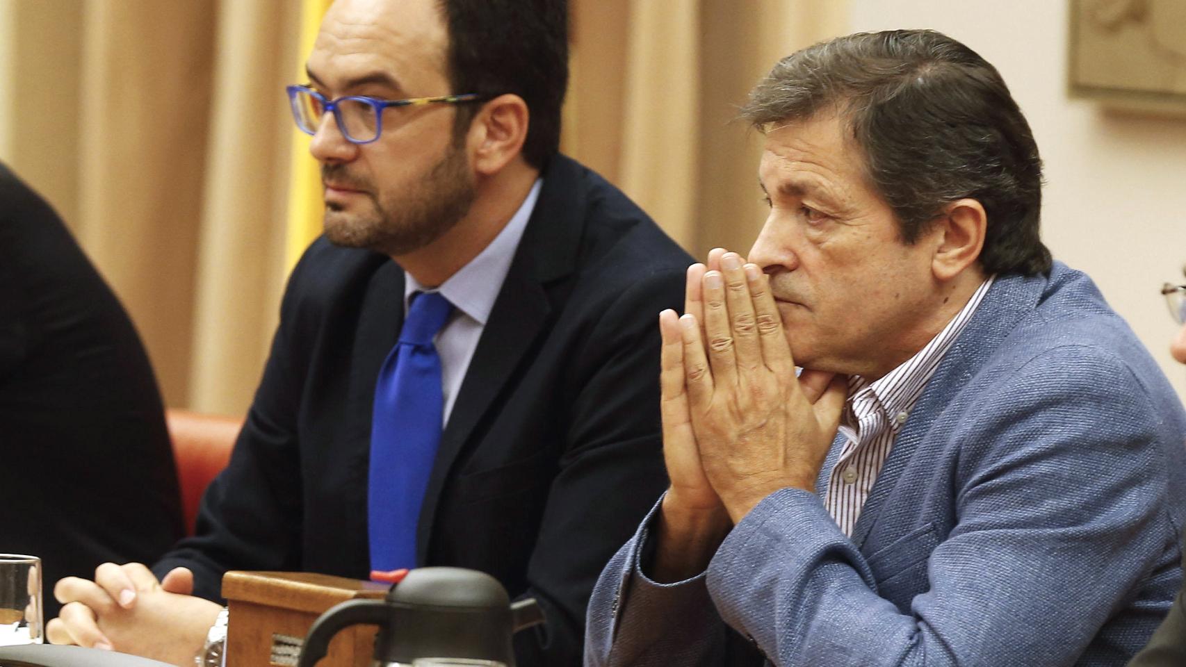 El presidente de la gestora del PSOE, Javier Fernández, y Antonio Hernando.