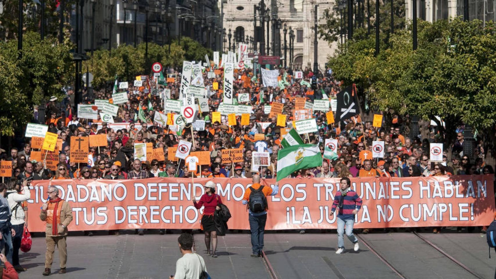 Una manifestación de funcionarios y trabajadores interinos.