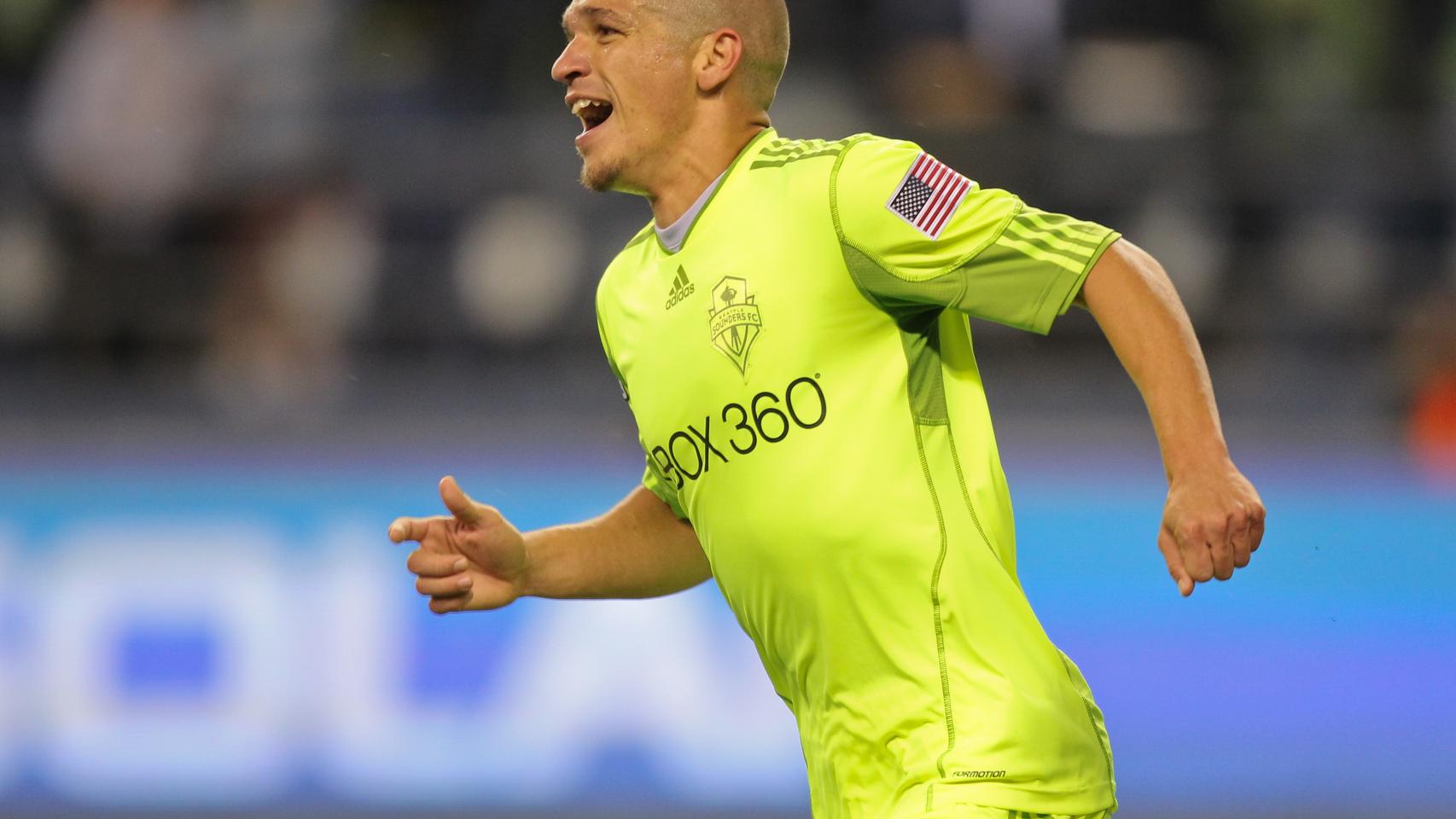 Osvaldo Alonso durante un partido con los Seattle.