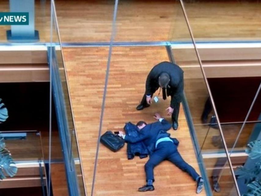 Woolfe se desploma en la Eurocámara tras haber recibido un puñetazo de un compañero de partido