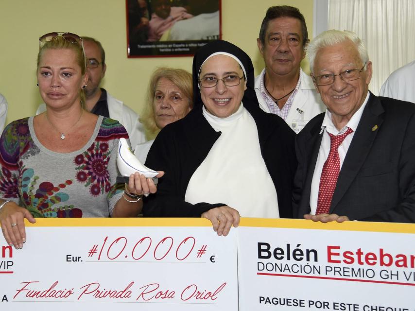 Sor Lucía Caram junto al padre Ángel y a Belén Esteban, durante un acto benéfico.
