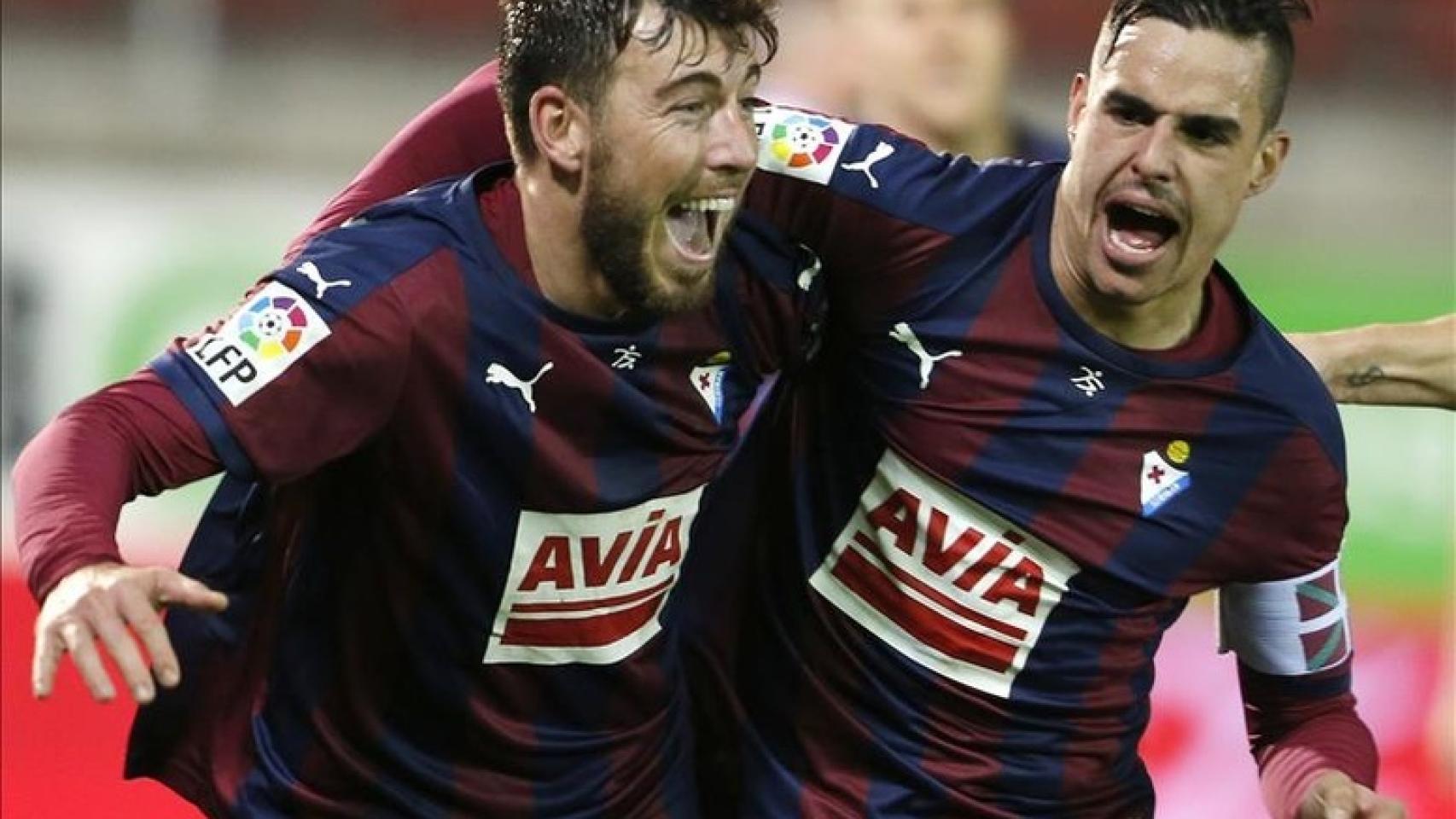 Enrich y Luna celebran un gol.