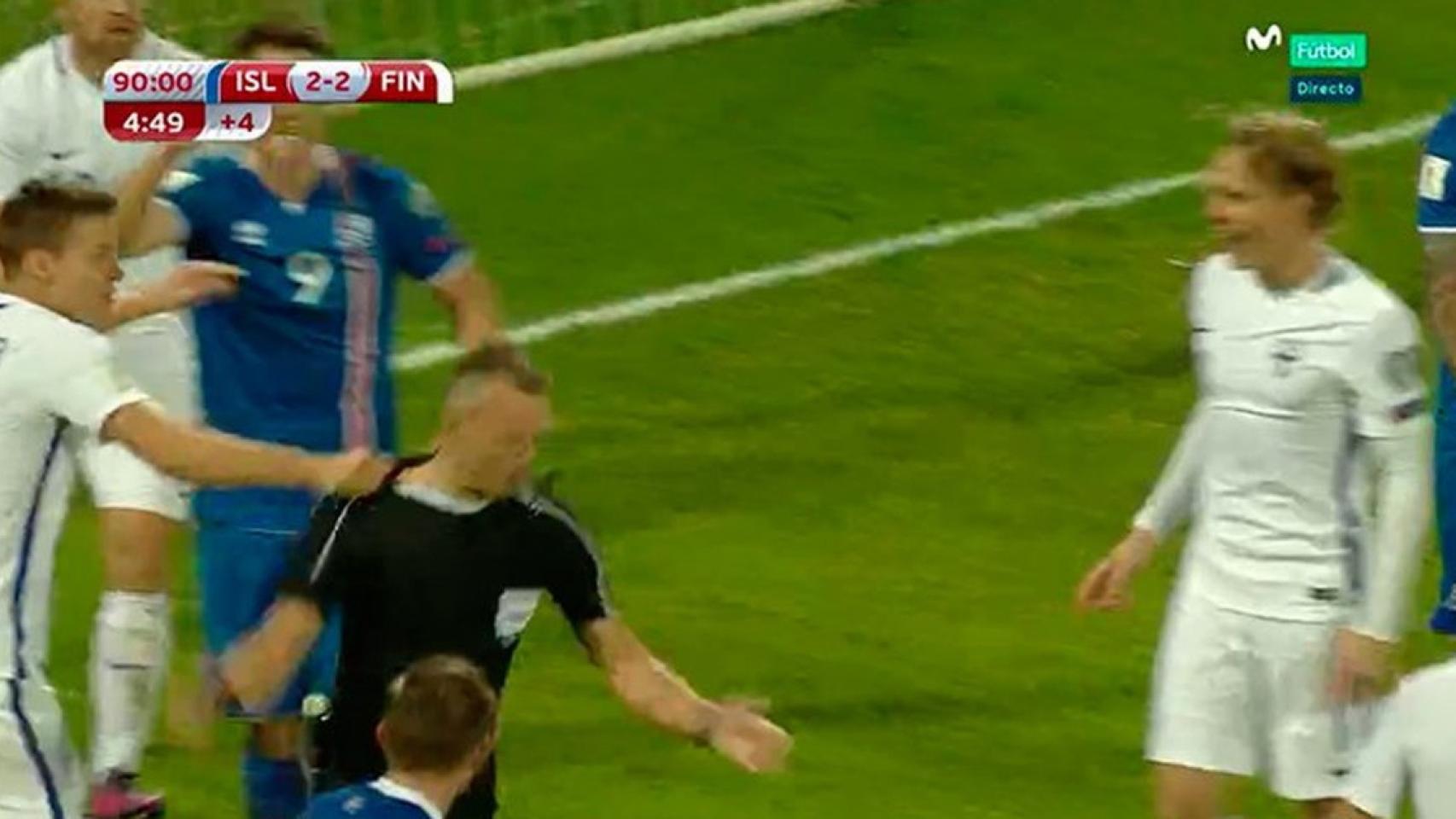 Moisander en el momento en el que agarra al árbitro