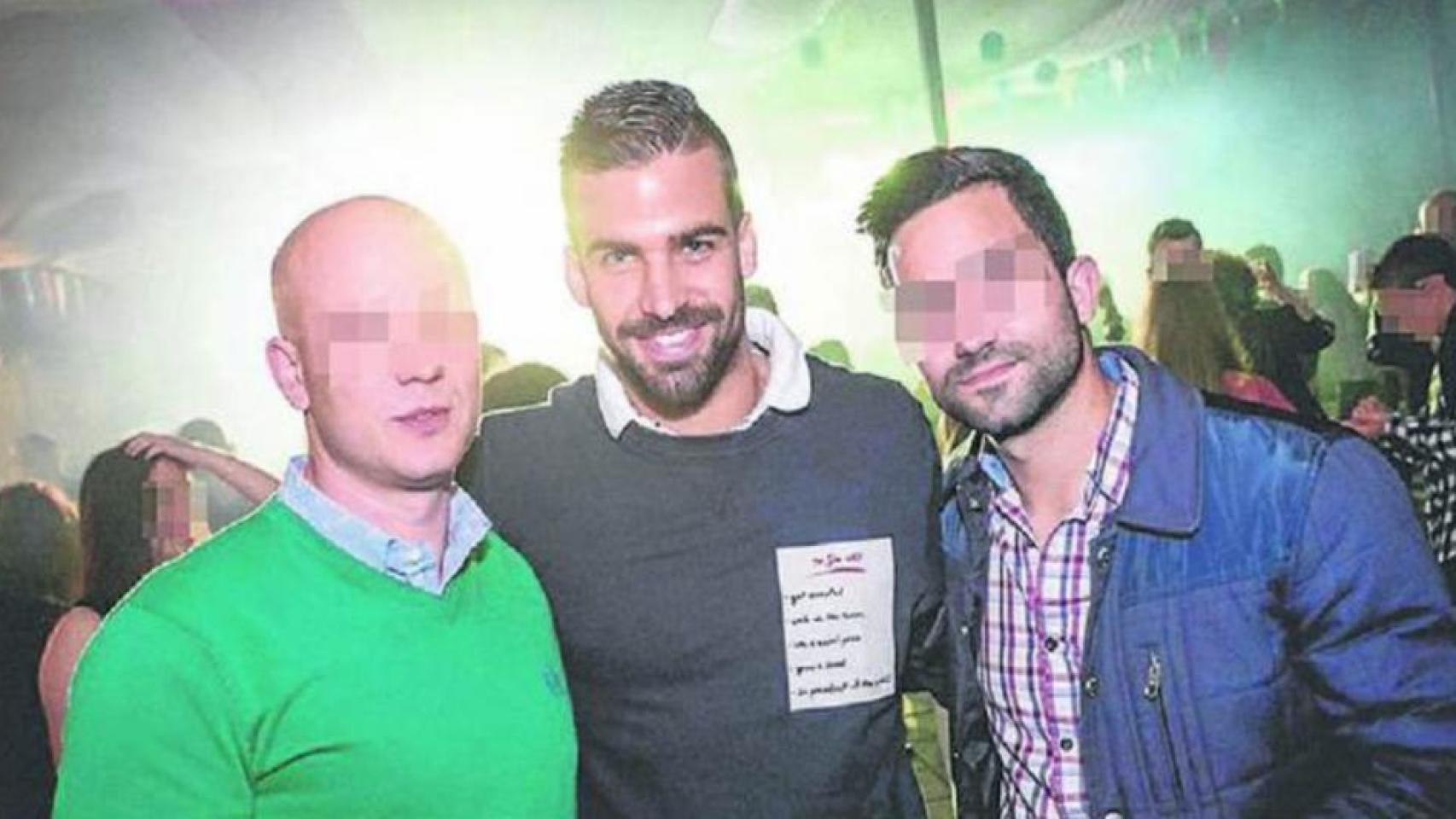 En el centro, el guardia civil detenido durante una noche de fiesta.