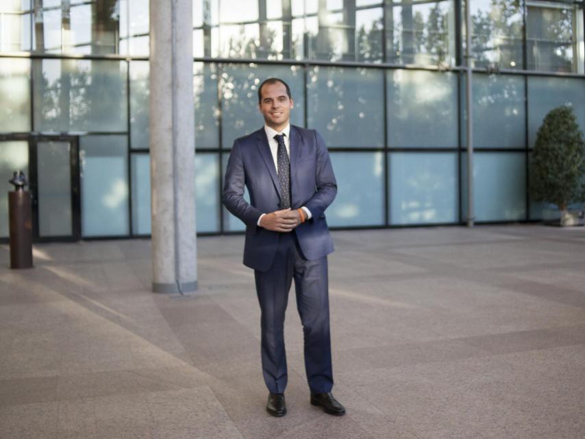 Aguado hace posible con sus escaños el Gobierno de Cifuentes.