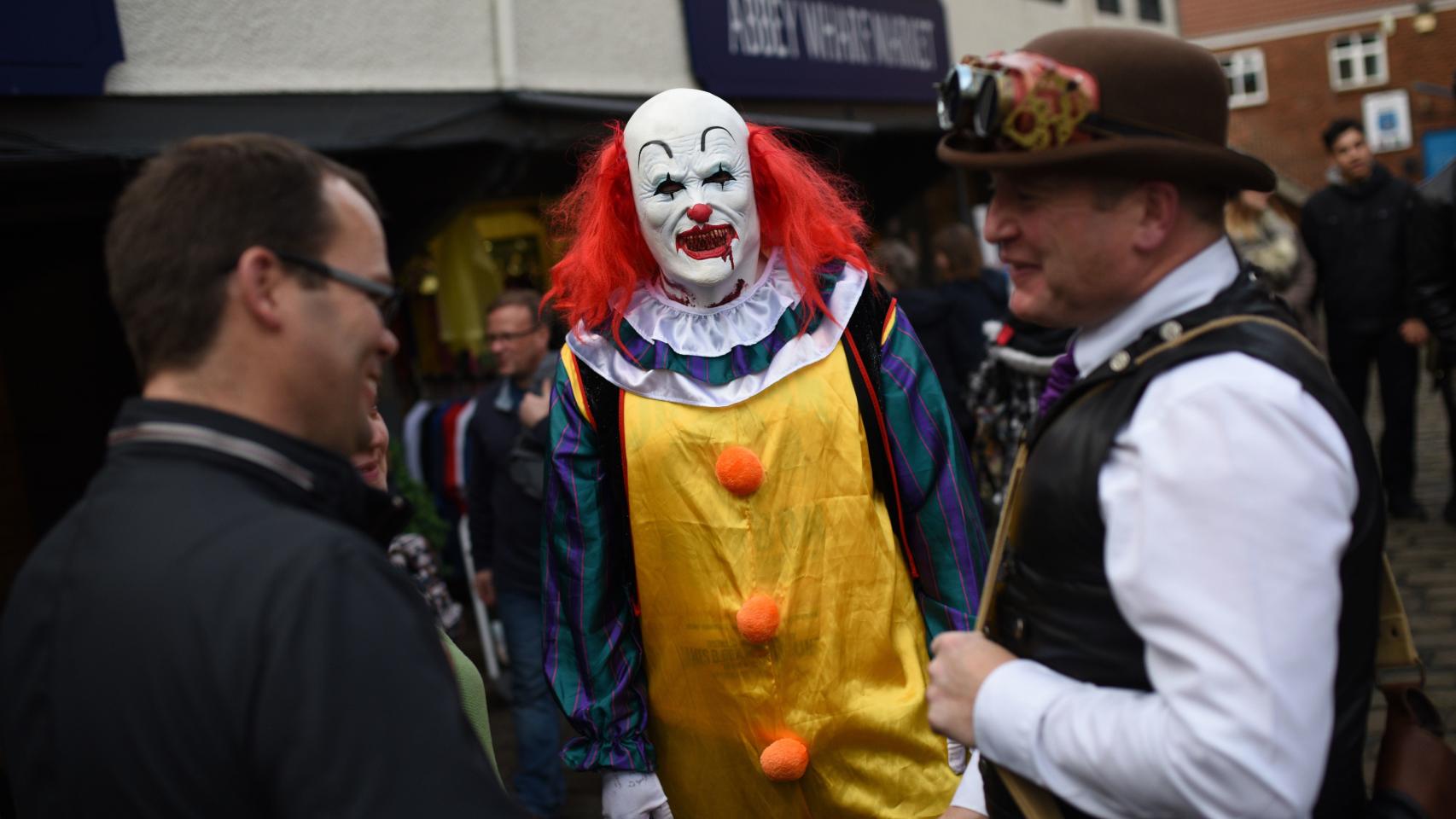 Un hombre vestido de payaso diabólico.