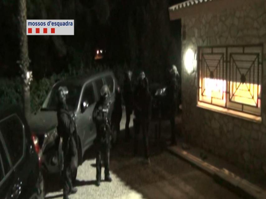 Los Mossos d'Esquadra durante una operación en una de las 'casas verdes'.