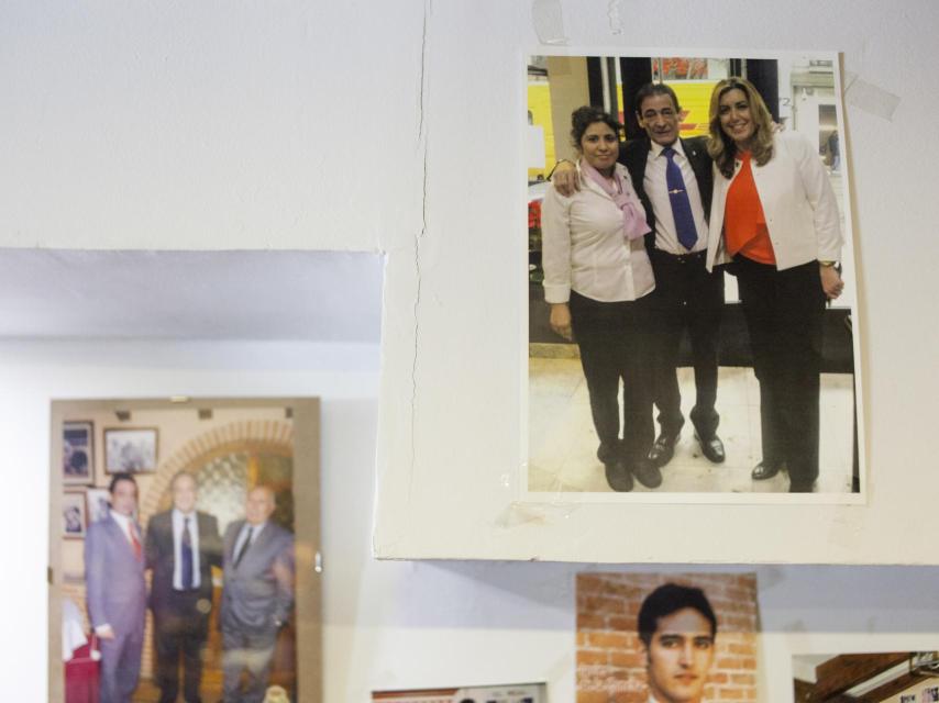 El dueño de la taberna Gaona, en Ferraz, se ha retratado con Susana Díaz, quien acude al bar siempre que viaja a la capital.