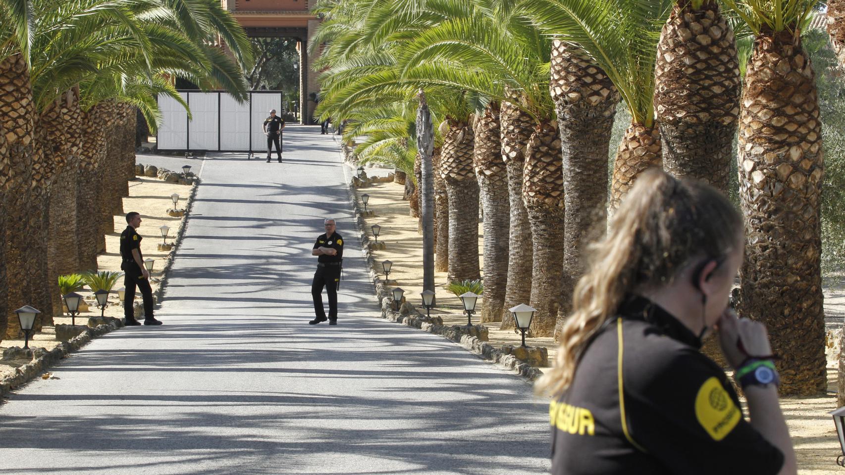 El personal de seguridad vigila todo el perímetro de la finca