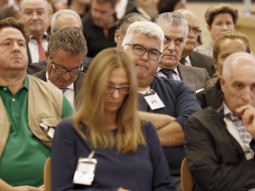 Detrás de Peñas se sienta, a un par de filas de distancia, Luis Bárcenas.