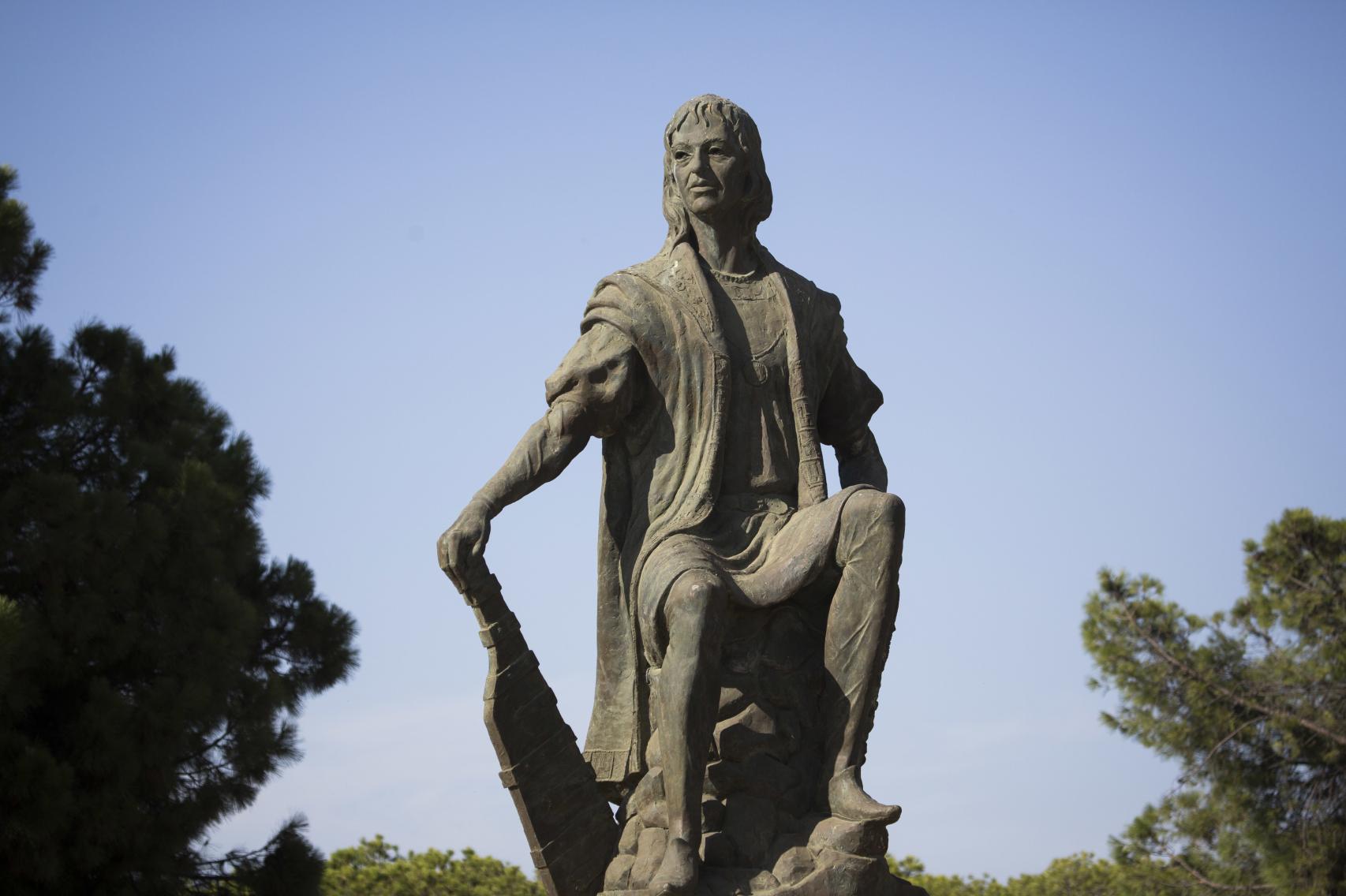 Estatua de Colón en el Monasterio de La Rábida.