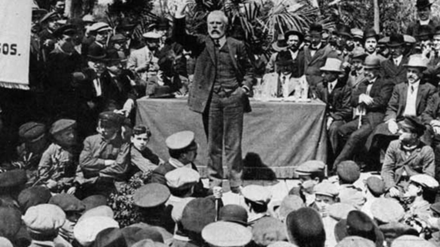 Mitin de Pablo Iglesias, fundador del Partido Socialista Obrero Español.