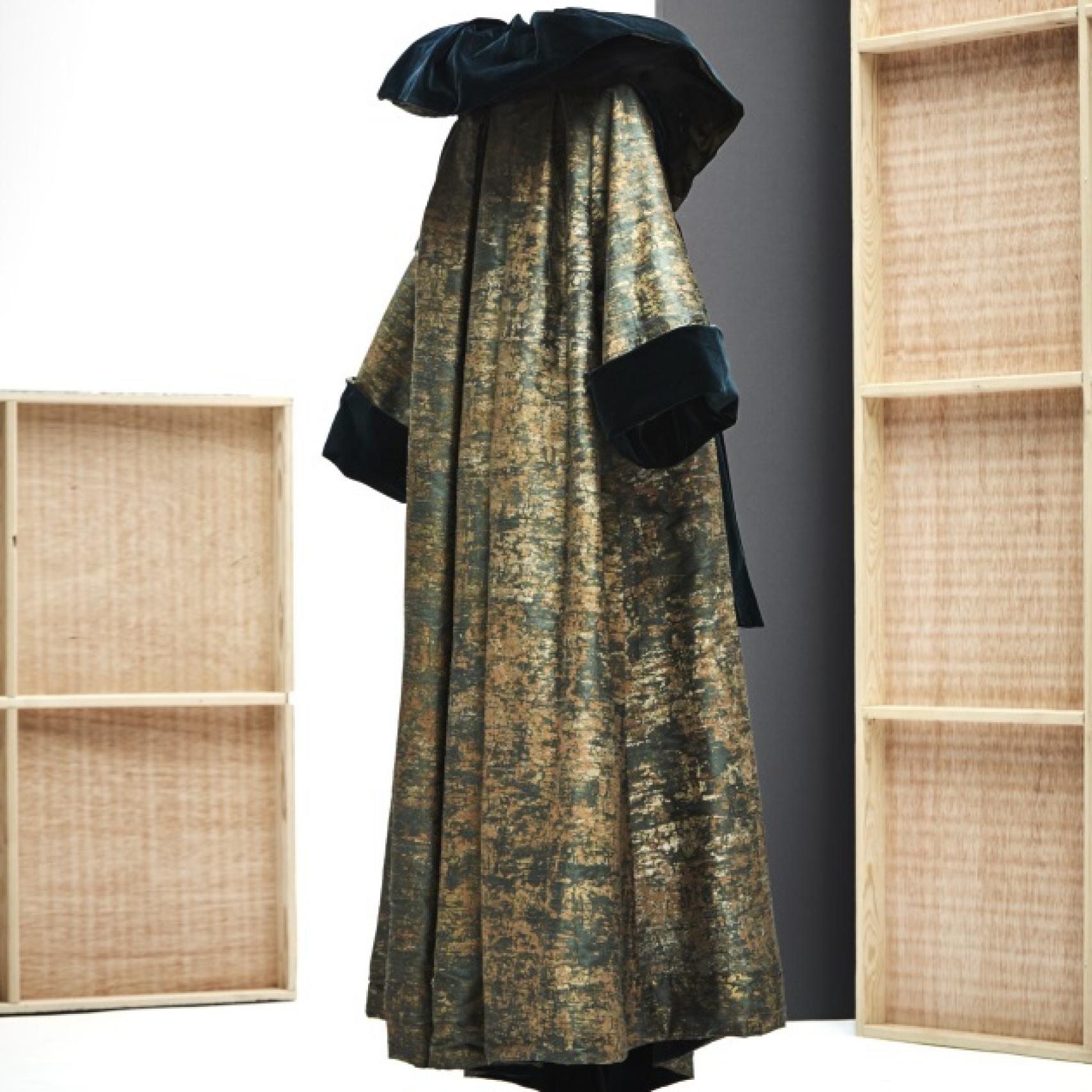 Abrigo Fortuny. Reversible, forrado con terciopelo de algodón verde y seda salvaje pintada a mano craquelada y aplicaciones de pan de oro de diferentes envejecidos (1990-1991)