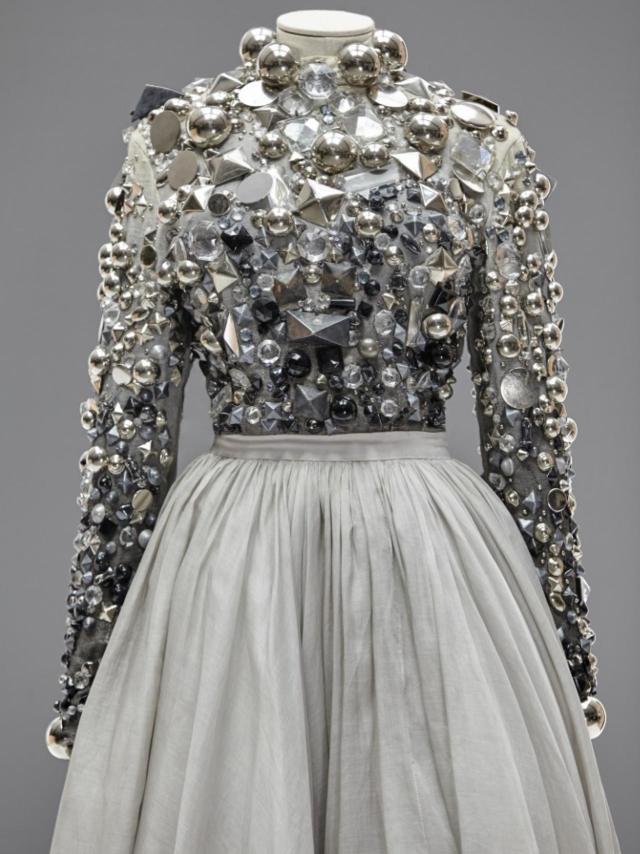 Vestido Movida Madrileña, en algodón, organza, cristal y metal (1980-1981).