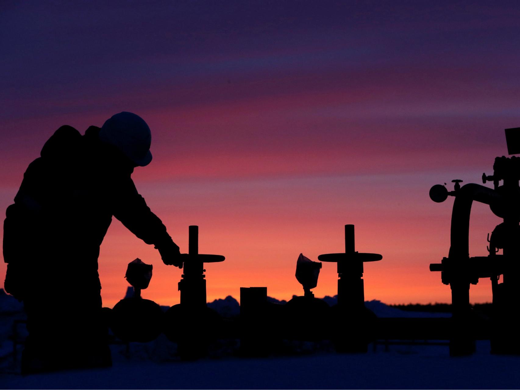 Un operario cierra unas válvulas en un oleoducto ruso.