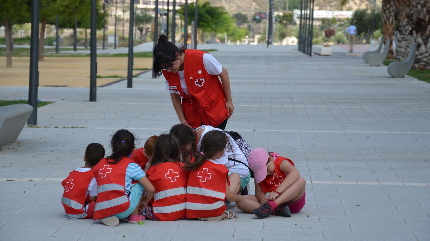 Varios niños escuchan las explicaciones de su monitora.