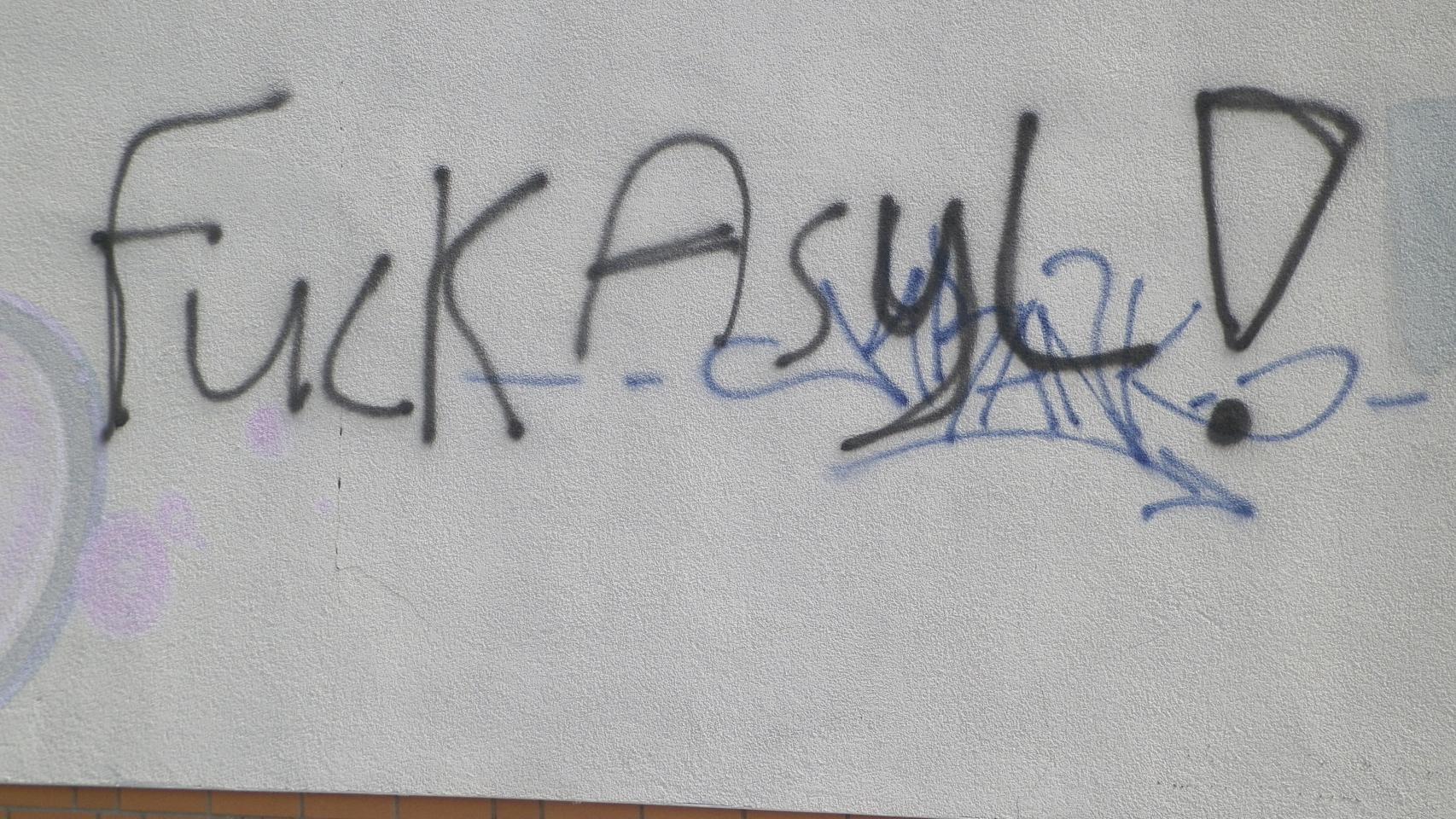 Irmela Mensah-Schramm planea su siguiente acción sobre esta pintada contra los refugiados.