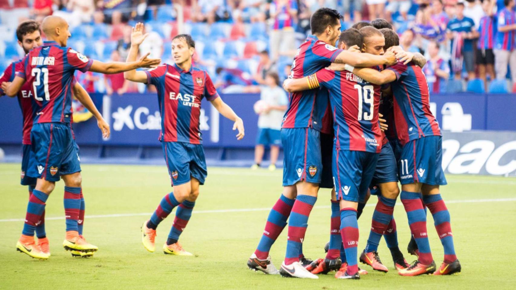 Los jugadores del Levante celebran un gol.
