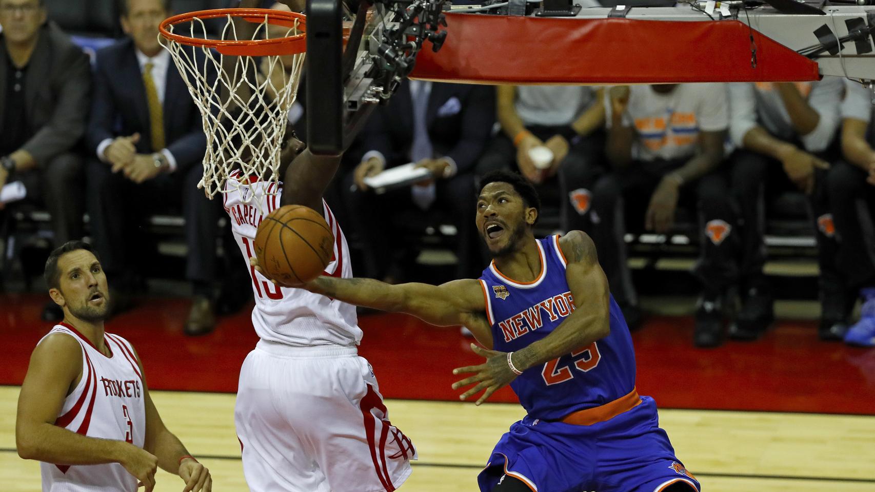 Rose intenta anotar contra los Houston Rockets.