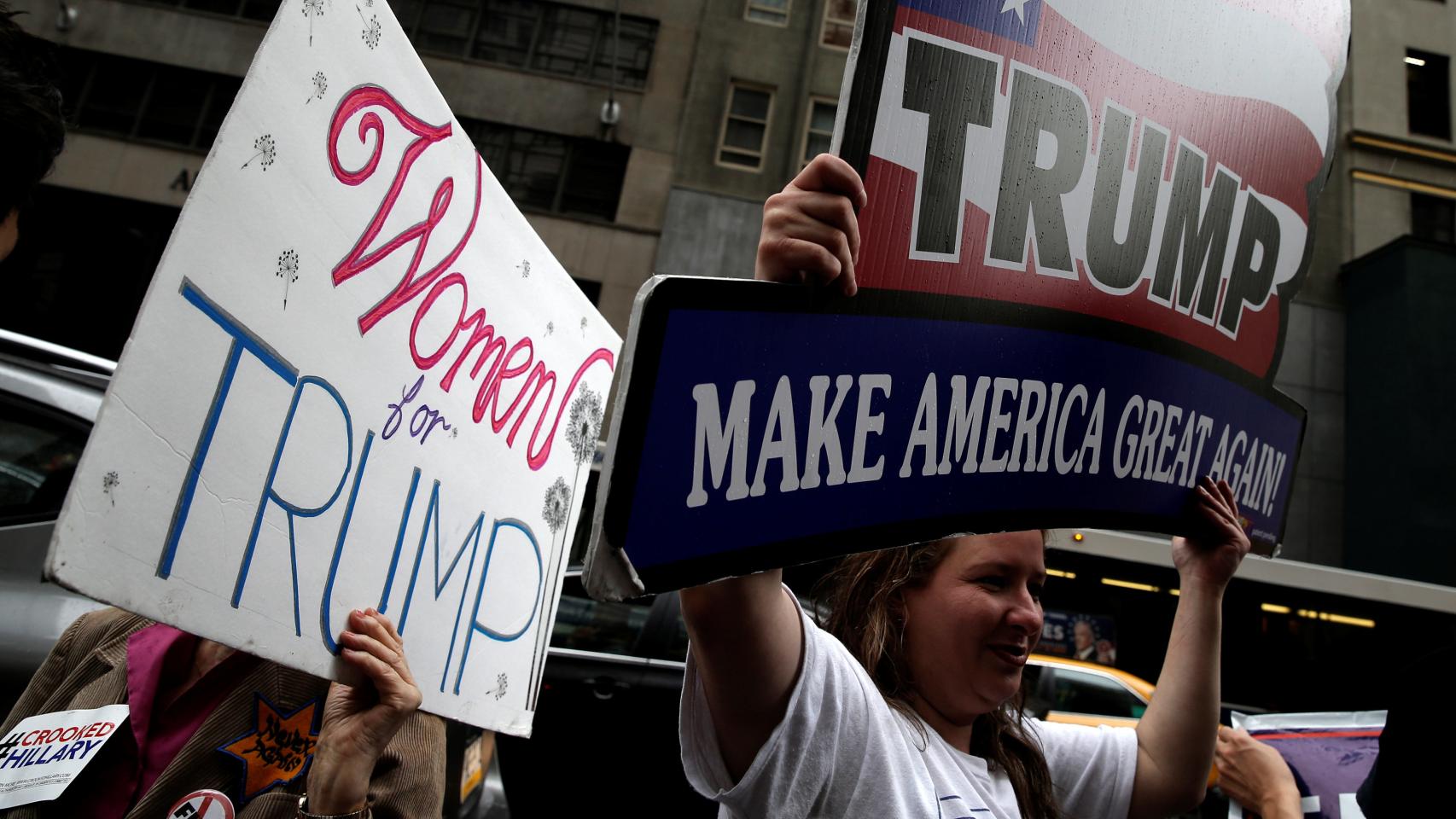 Manifestación en favor del magnate frente a su edificio