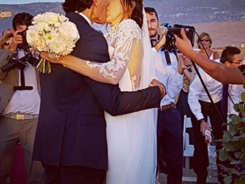 Los novios sellan su amor con un beso.