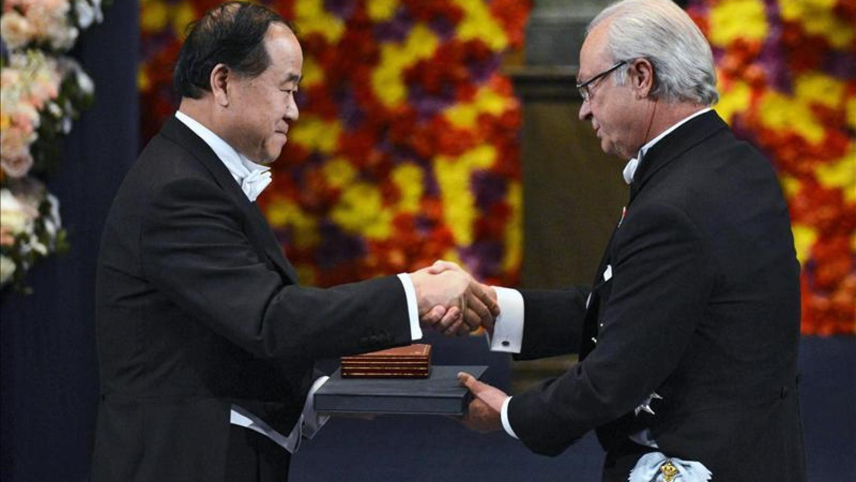 El escritor chino Mo Yan y el presidente del Comité, Per Wästberg.