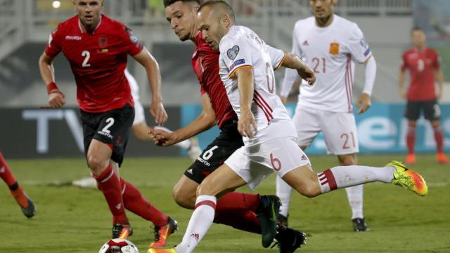 Iniesta, en la primera parte, observado por Silva.