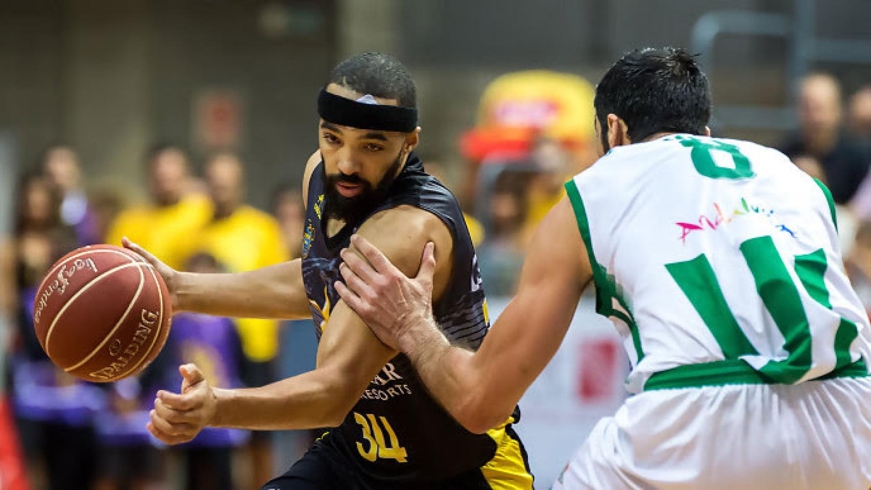 Davin White durante el partido contra el Betis.