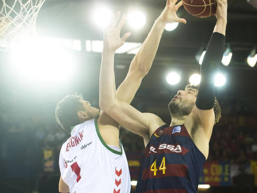 Tomic intenta anotar frente a Bargnani.