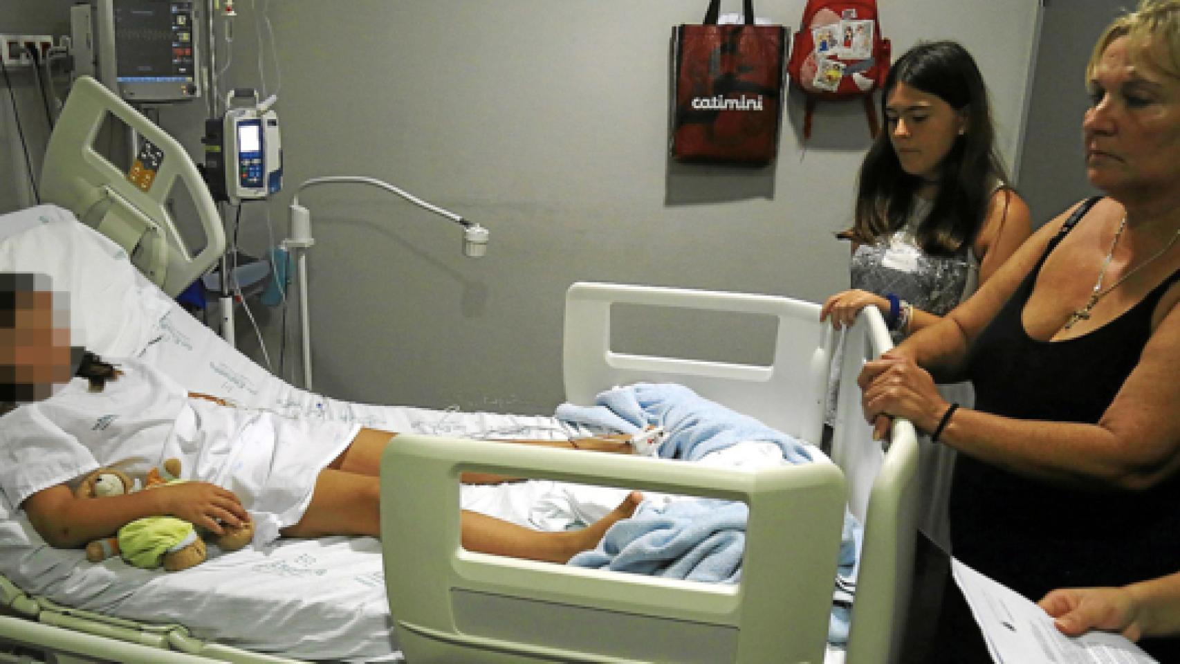 La pequeña de ocho años agredida, en el hospital junto a su madre.